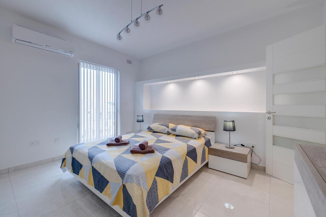Spacious Apartment Steps To The Promenade Sliema Eksteriør billede
